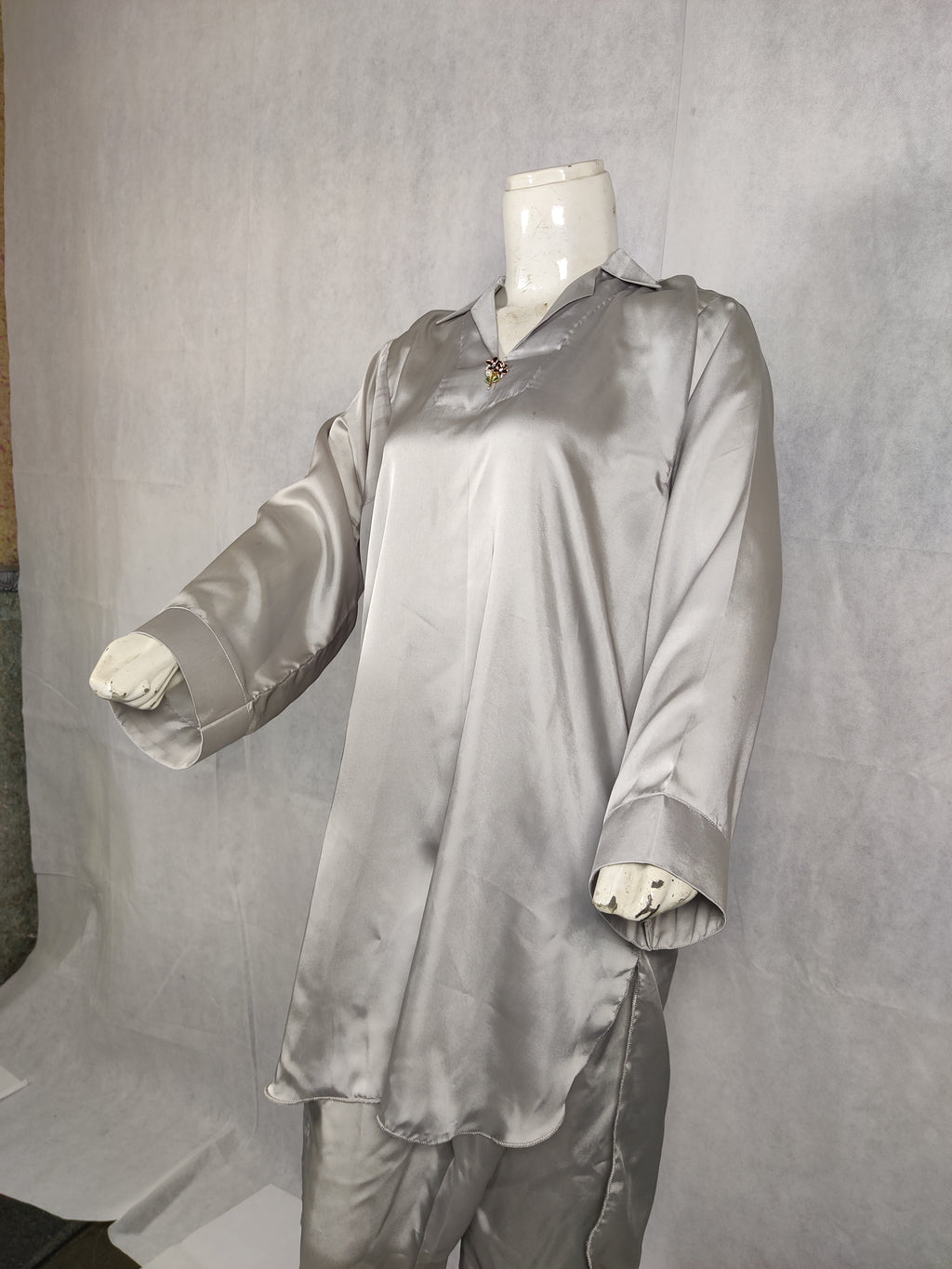 “Eloura” Premium Silk Two-Piece – Timeless Silver Elegance