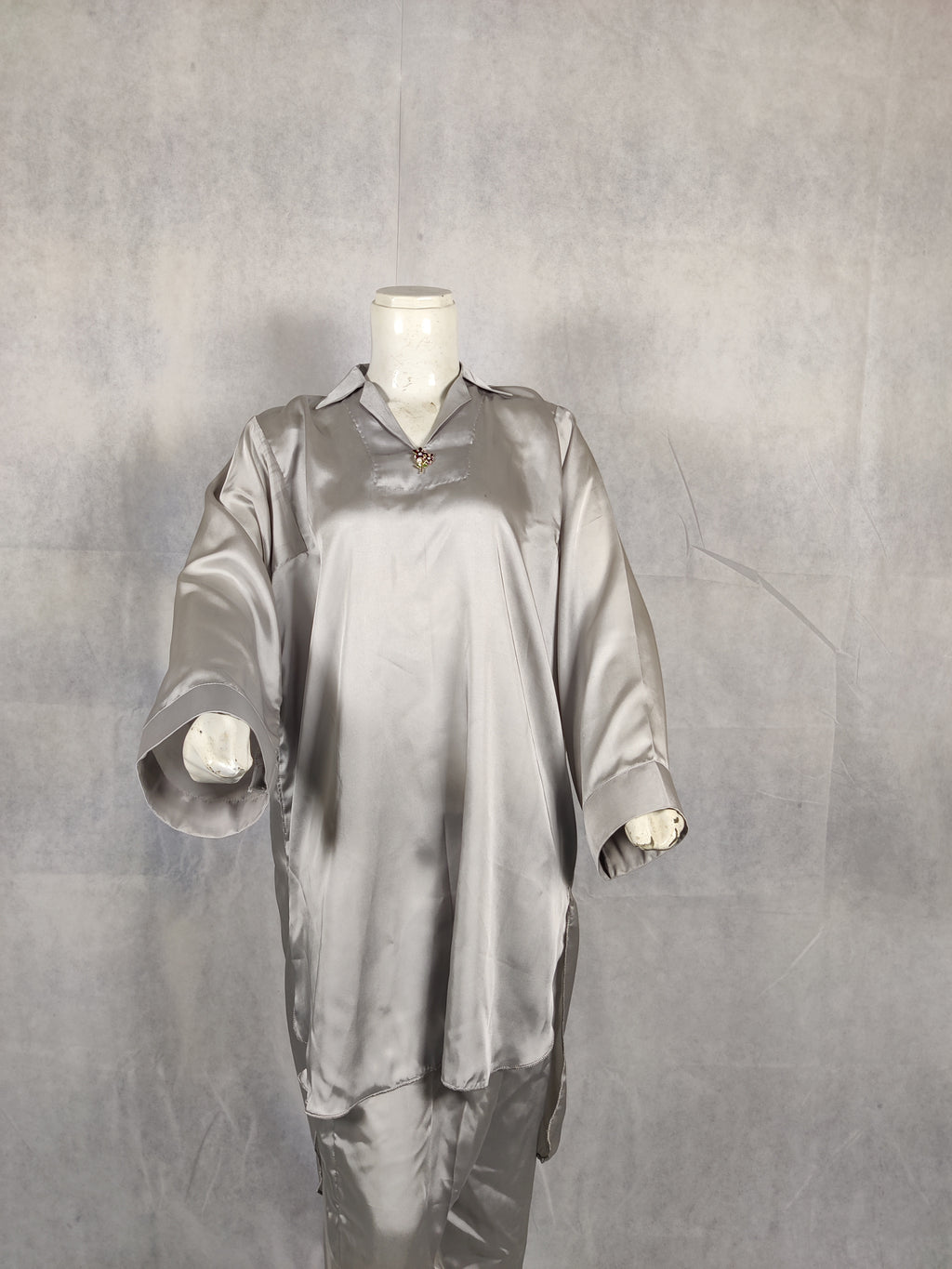 “Eloura” Premium Silk Two-Piece – Timeless Silver Elegance