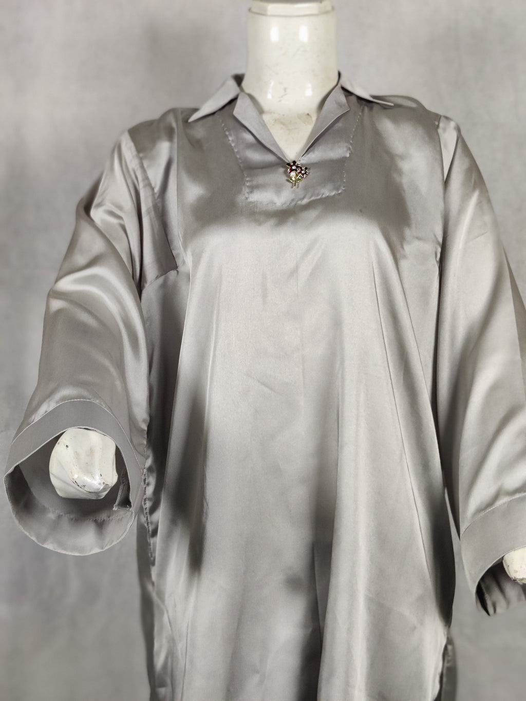 “Eloura” Premium Silk Two-Piece – Timeless Silver Elegance