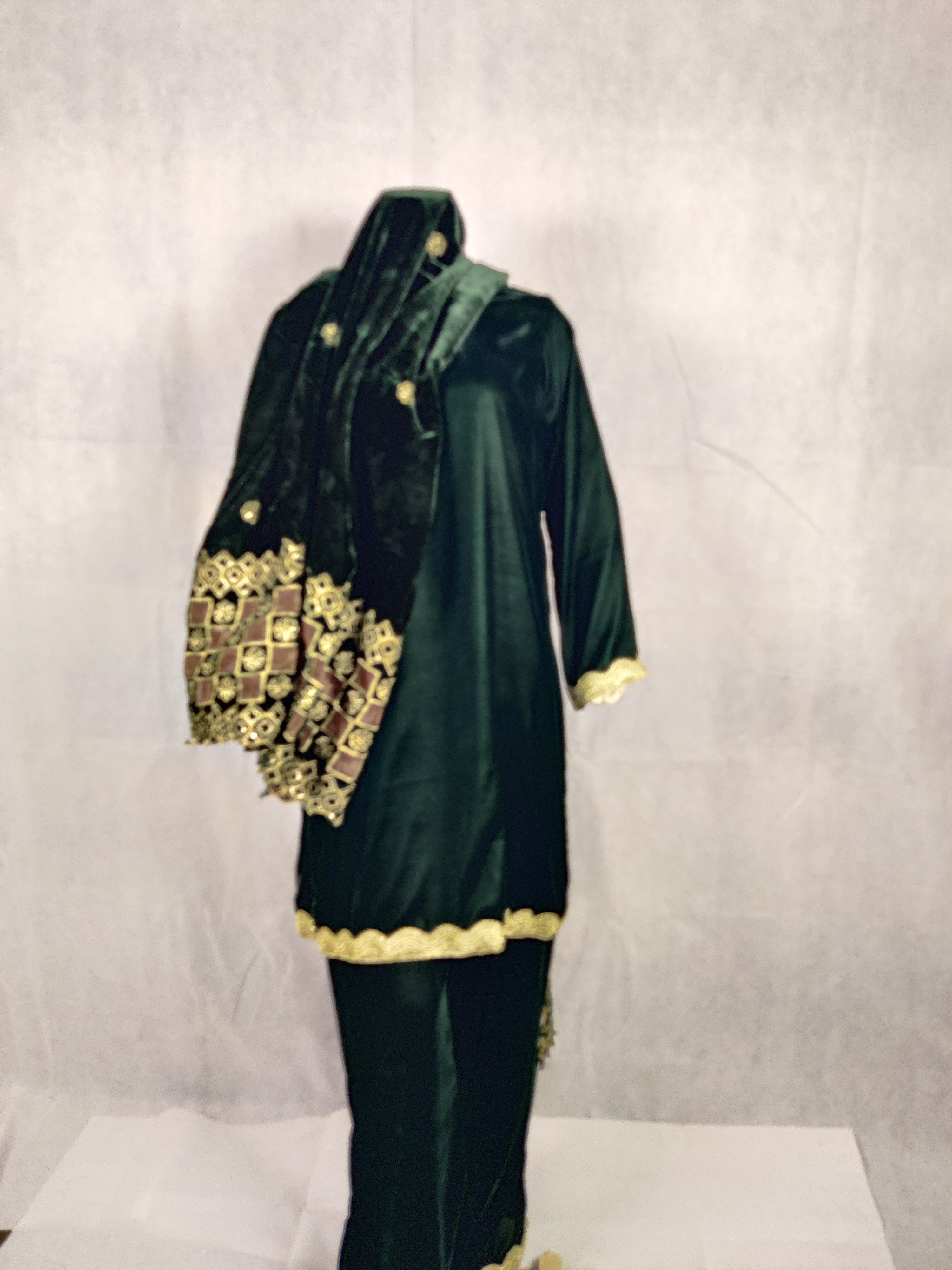 Velora Micro Velvet Suit – Timeless Deep Green Luxury