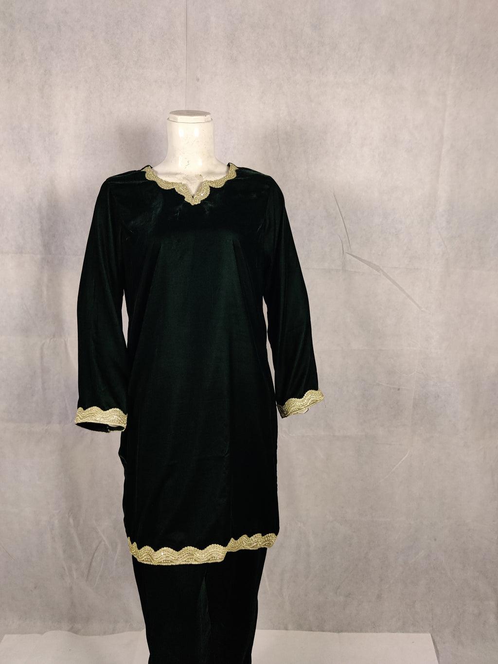 Velora Micro Velvet Suit – Timeless Deep Green Luxury