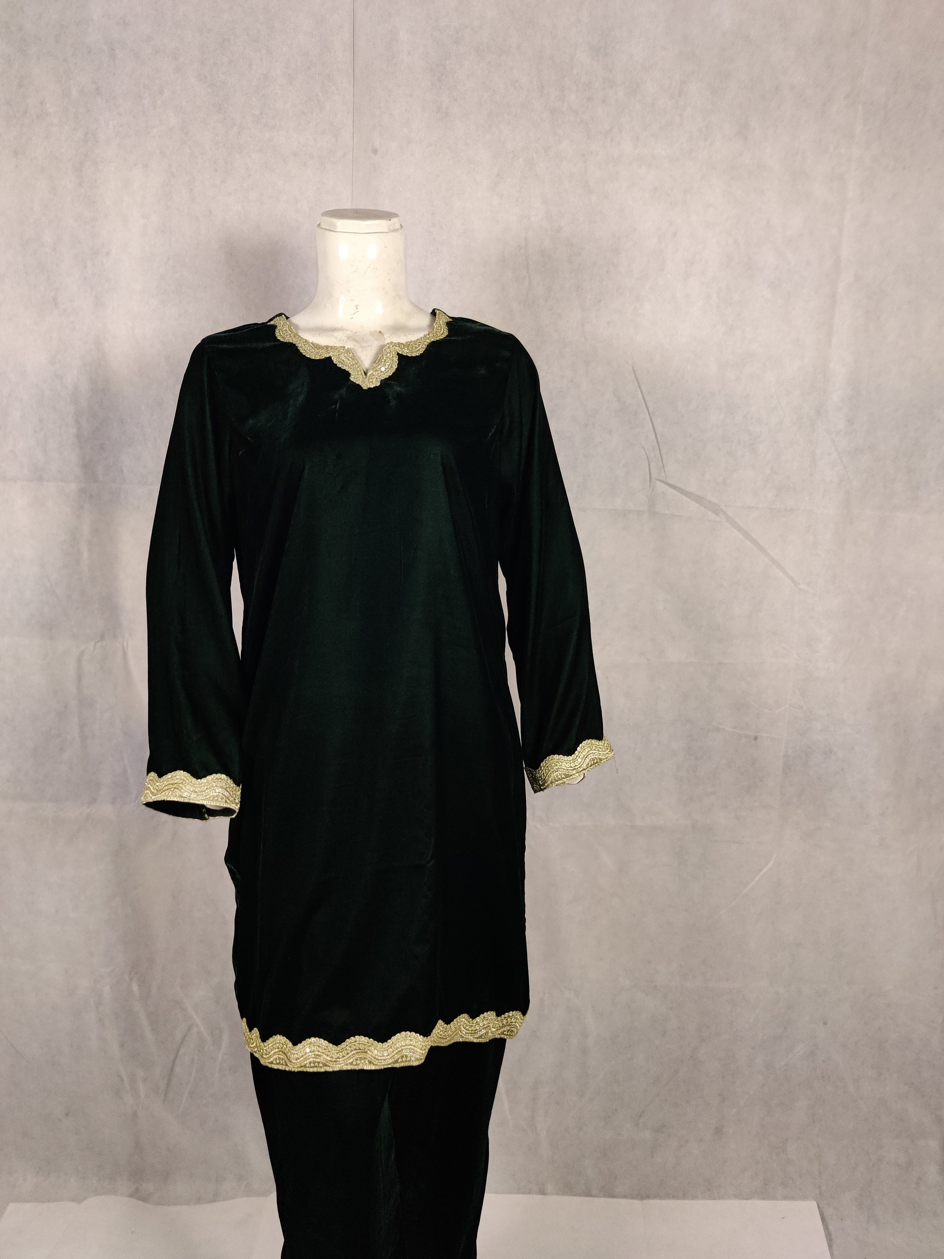 Velora Micro Velvet Suit – Timeless Deep Green Luxury