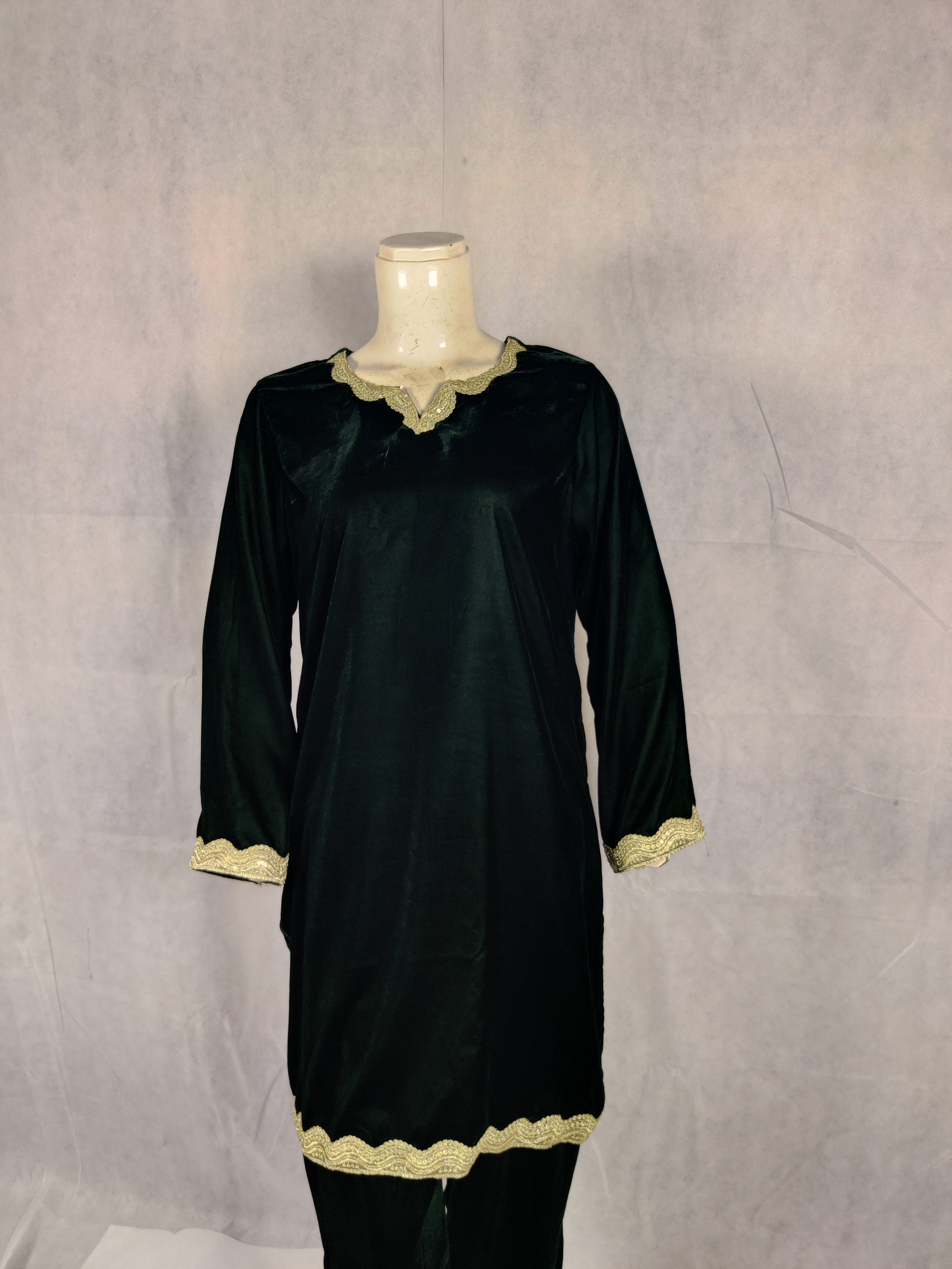 Velora Micro Velvet Suit – Timeless Deep Green Luxury