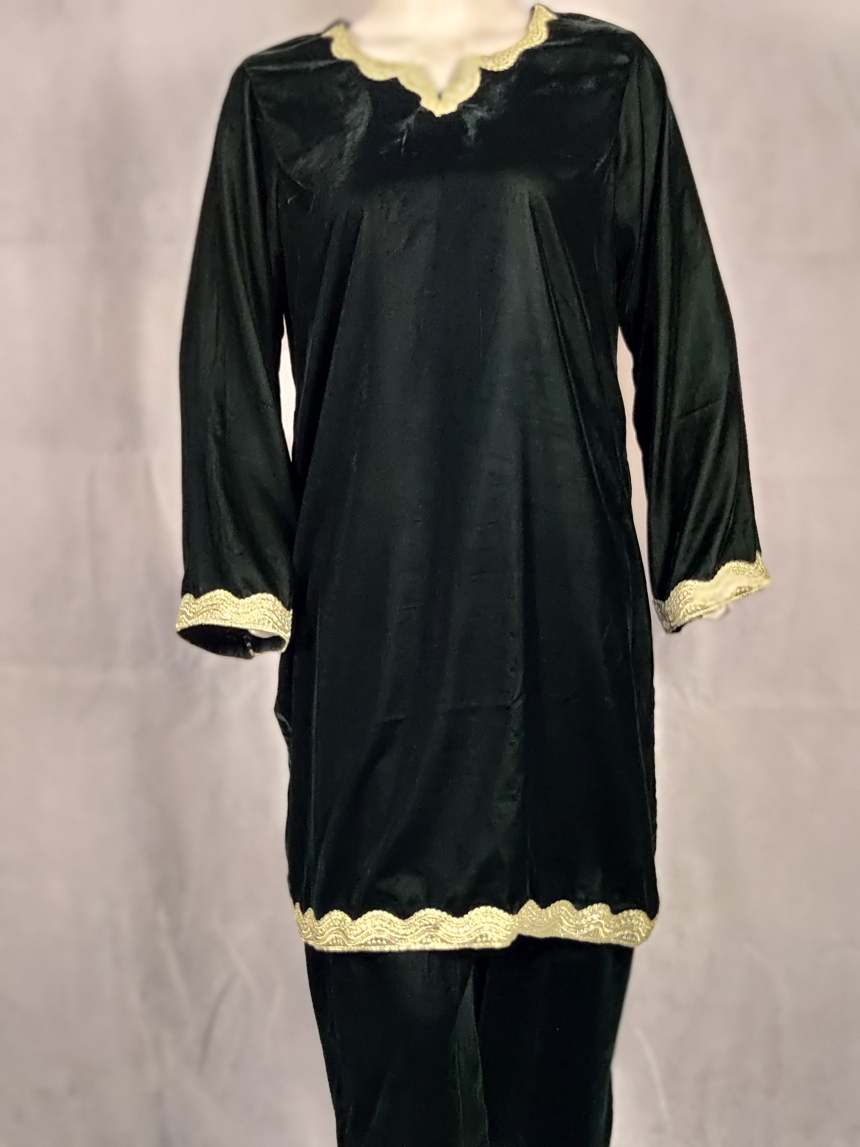 Velora Micro Velvet Suit – Timeless Deep Green Luxury