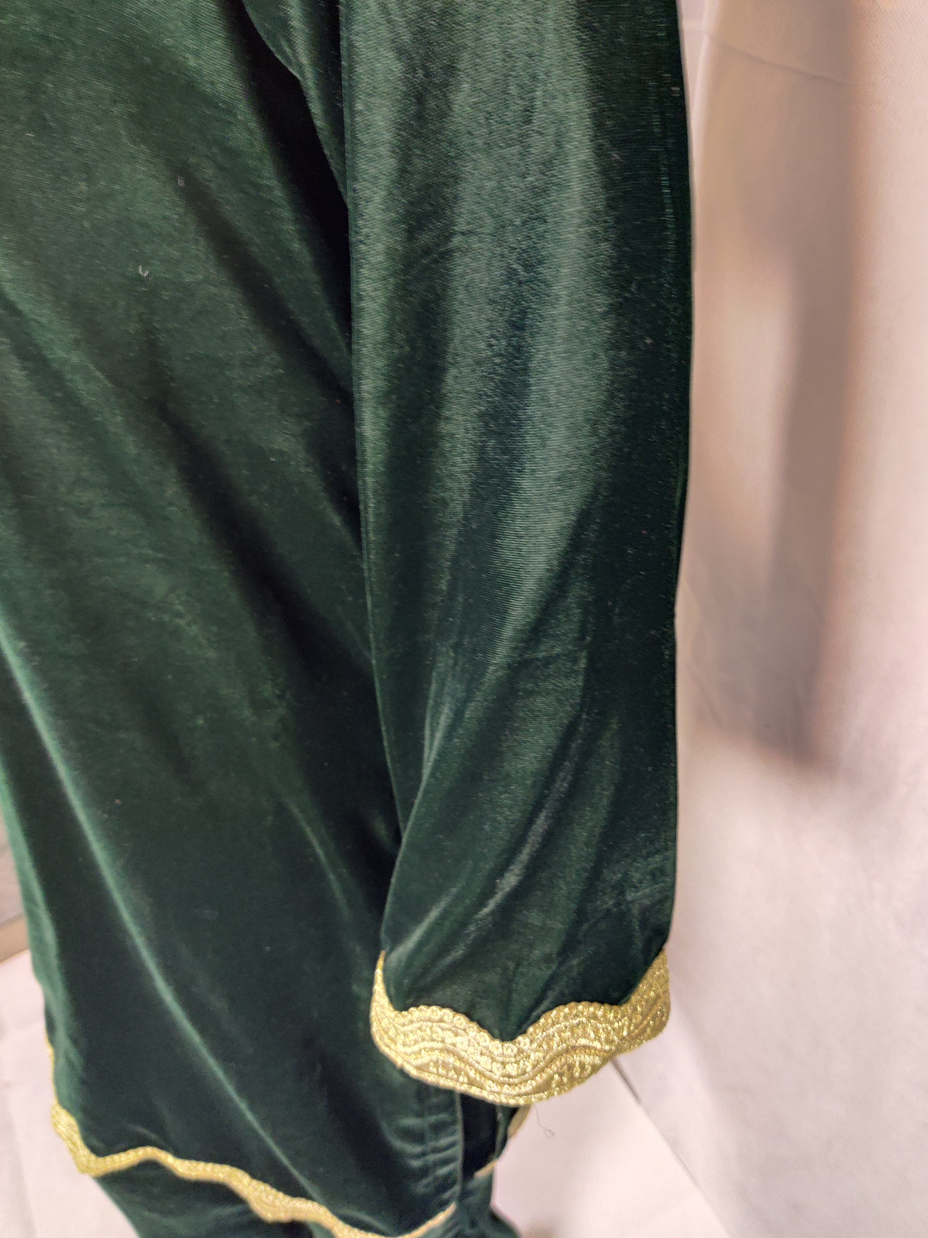 Velora Micro Velvet Suit – Timeless Deep Green Luxury