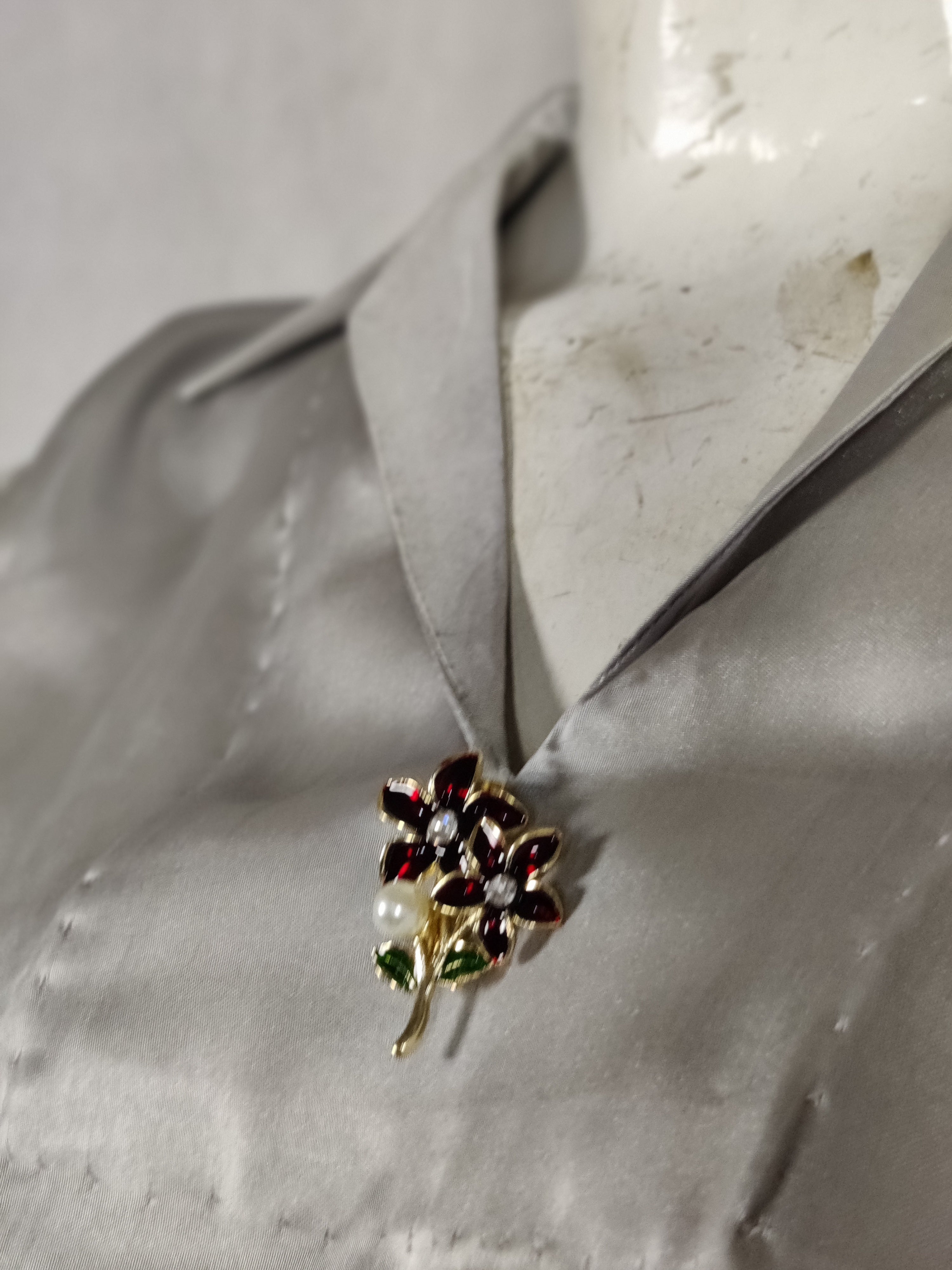 “Eloura” Premium Silk Two-Piece – Timeless Silver Elegance